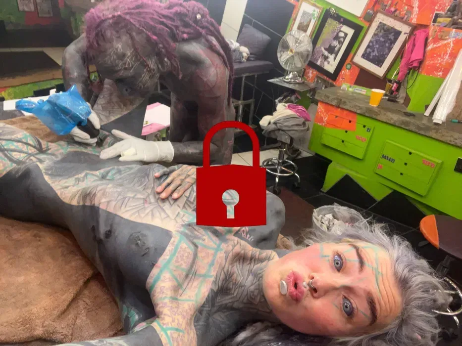 Hard Fuck after tattoo sesion from my Tattooist - Creampie and real orgasm