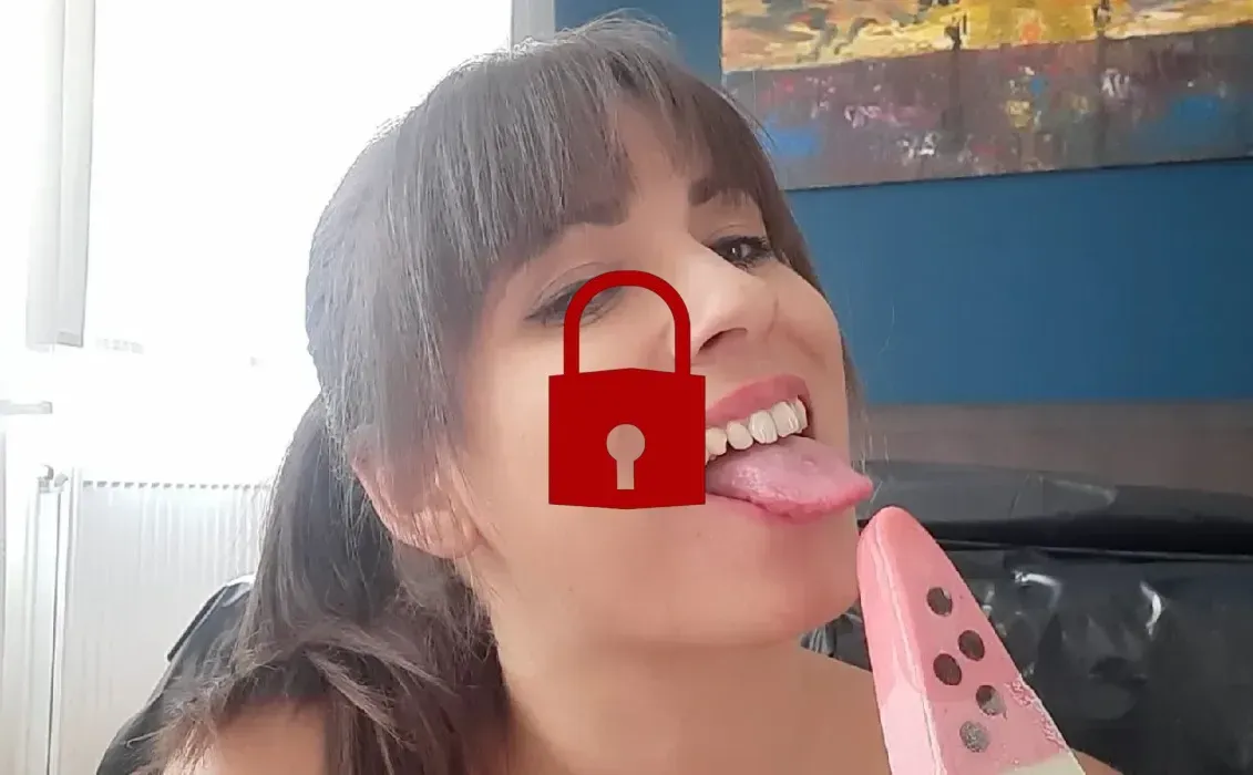 Nasses Spiel mit Wassermelonen-Eis am Stiel