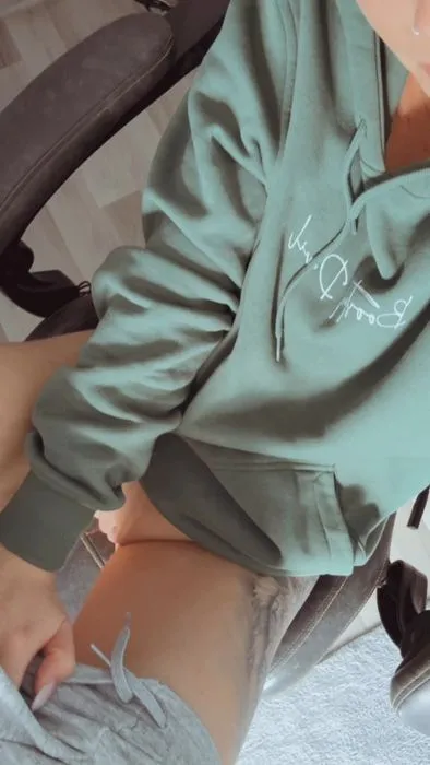 Pssst… meine süße P*ssy wartet schon auf dich! 😈💦 Untenrum? Nichts als pure Lust… Willst du sie spüren? Komm vorbei und nimm sie dir! 🔥💋Hast du das Video gesehen von gestern ? 