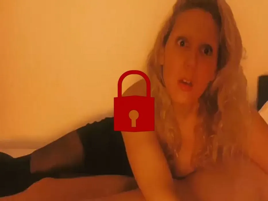 Blowjob und Handjob mit offener Strumpfhose