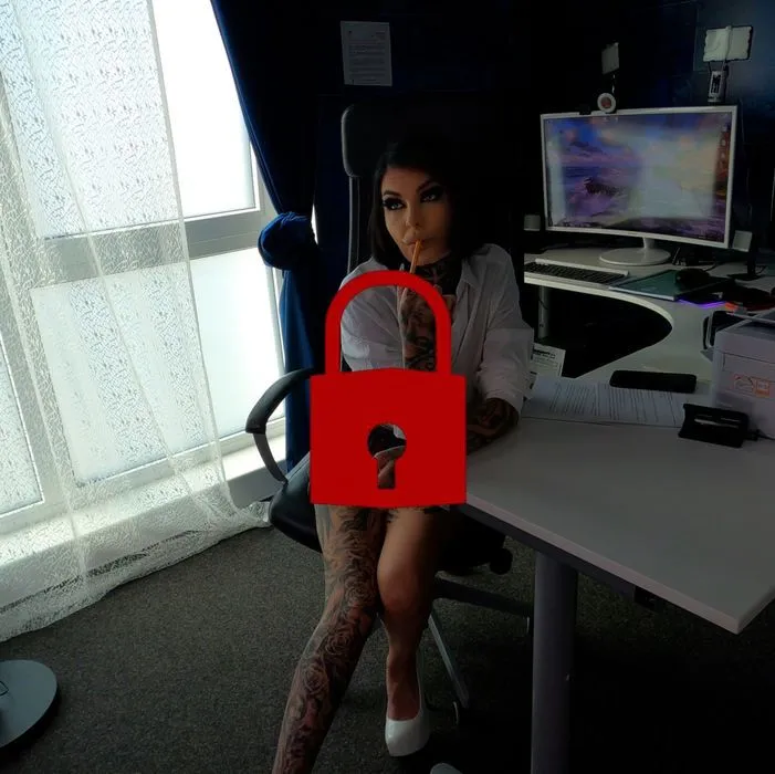 RS: Dominante Chefin & Postbote