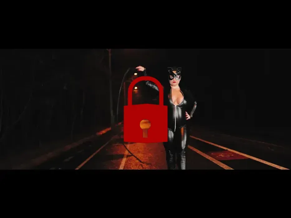 Göttin in Latex: Wo die Natur sich beugt und du folgst