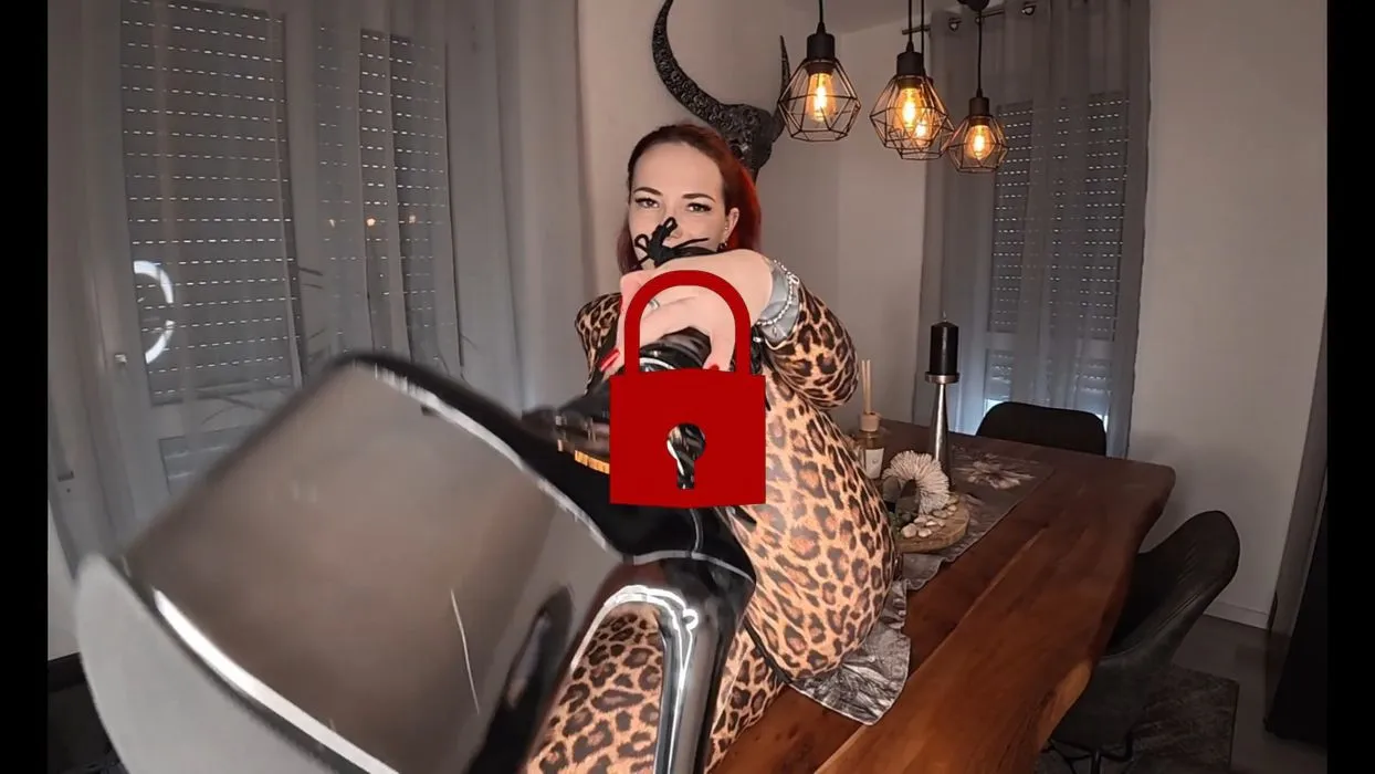 Catsuit und Lack Heels 