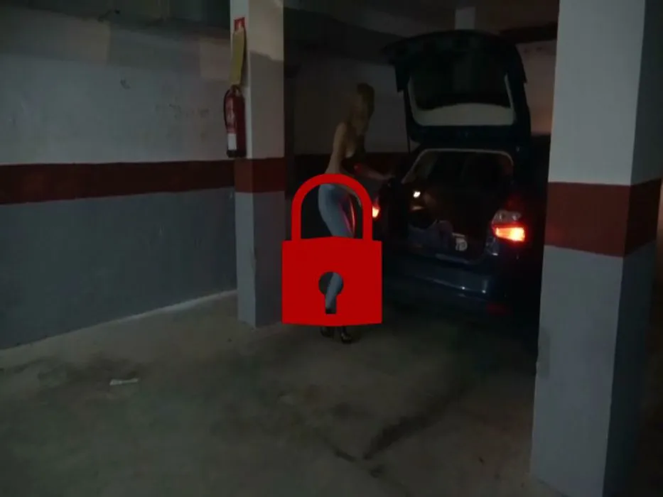 Geiler JEANSPISS im öffentlichen Parkhaus!!