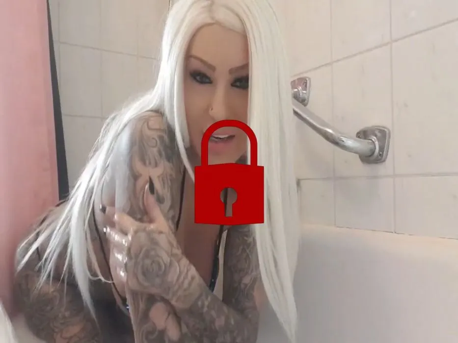 Heiße Fotzenspielchen in der Wanne!