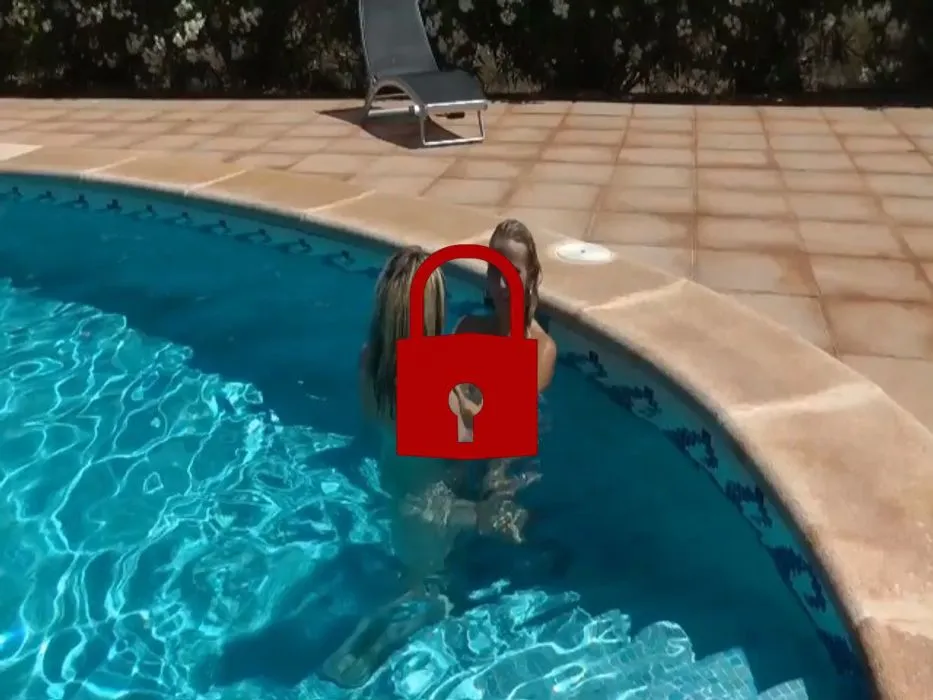 Lesbenspiele am Pool