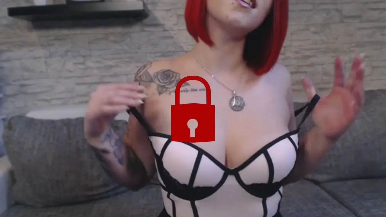 Oben ohne im Röckchen-Outfit