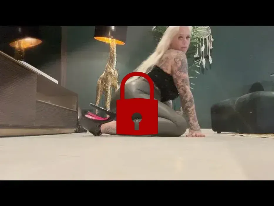 MEGA GEILER FETTER LATEXARSCH! Zum vollspritzen bereit!