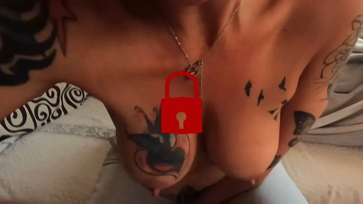 Gieriges Fötzchen bekommt ihren Saft... pack deinen Schwanz aus und wichs mich voll