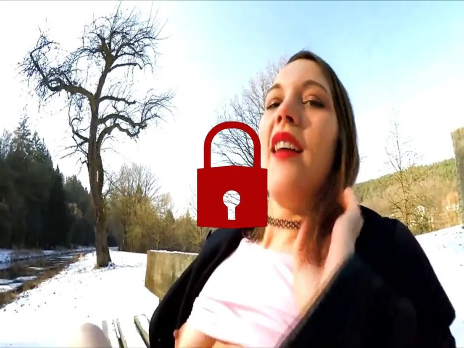 Heiße Fotze im Schnee gekühlt!