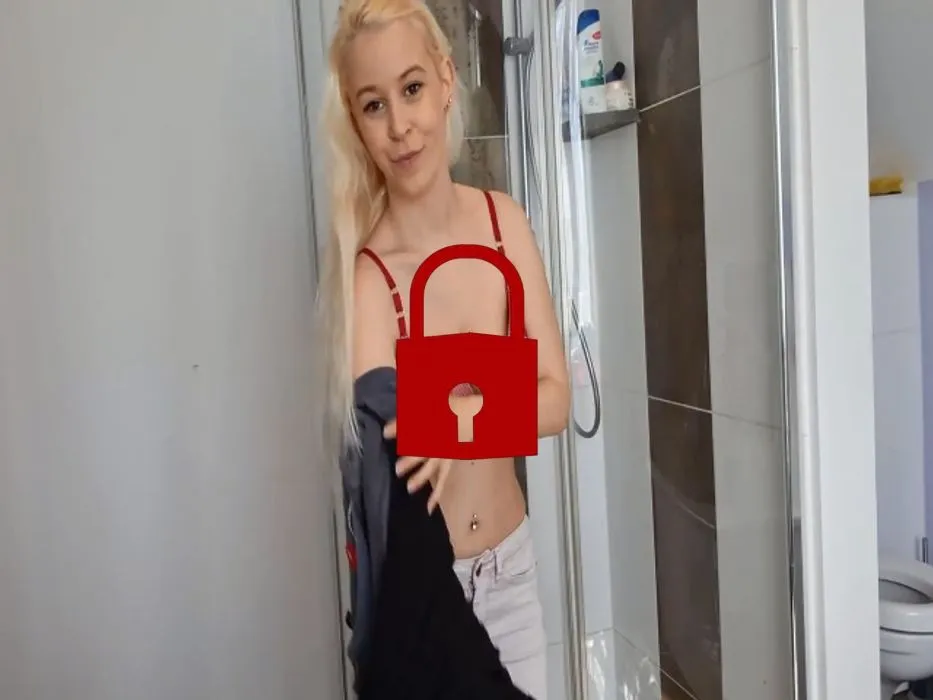 Nach dem Einpissen wild in der Dusche mastubiert