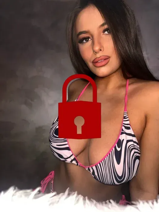 Sauna vibes 🧖‍♀️🔥 Wet boobs 😏💦 Hot curves  👙bikini✨