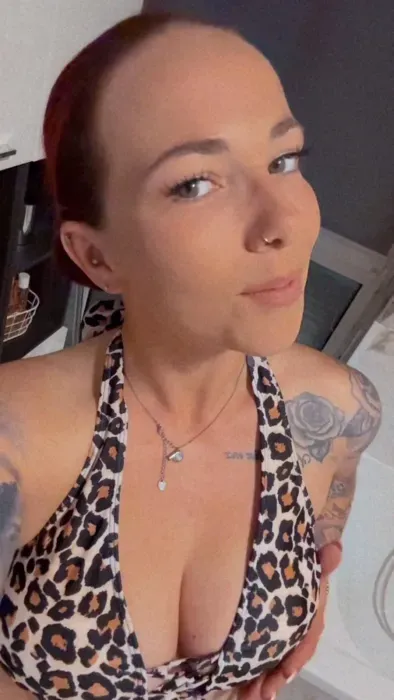 Check mal ein Posting weiter, da habe ich dir die versaute BIKINI Version gesendet!