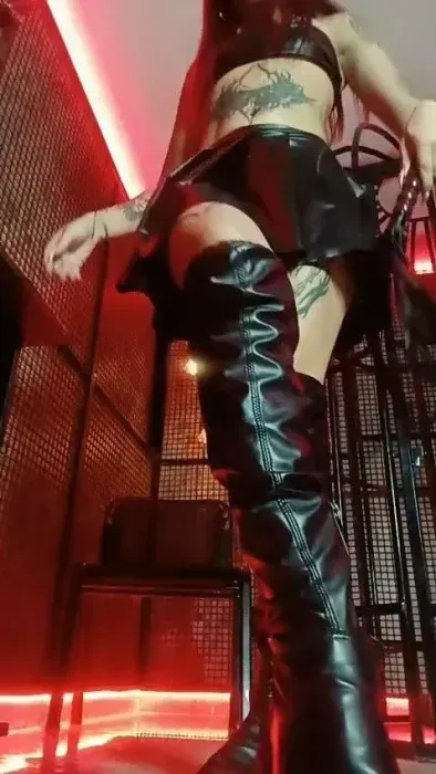 Loser, come and admire your goddess 