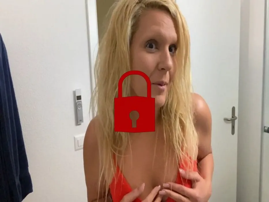 Lady in red im Badezimmer