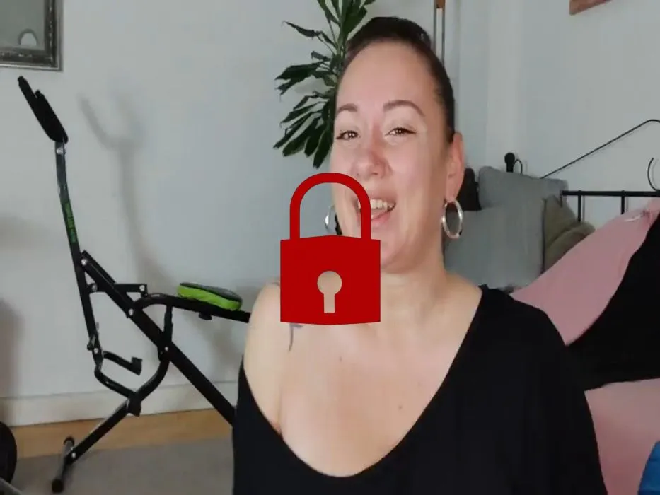 SEXY SPORT CLIP! ICH FICKE MICH SCHLANK.... PUSSY WORKOUT!!!!!