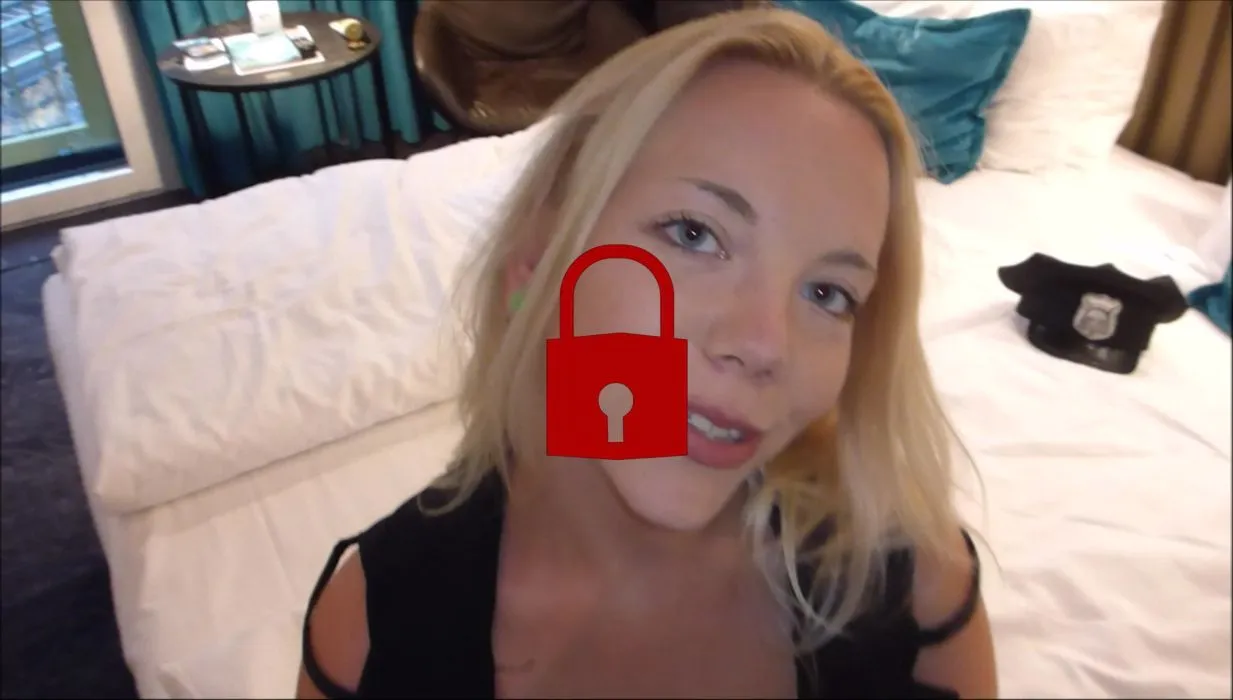 In Fetisch-Klamotten geblasen und durchgefickt (POV)