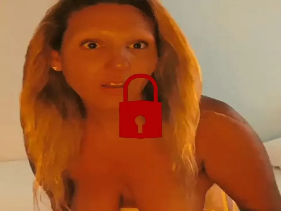 Tanga anspucken, ablecken, danach in Muschi schieben