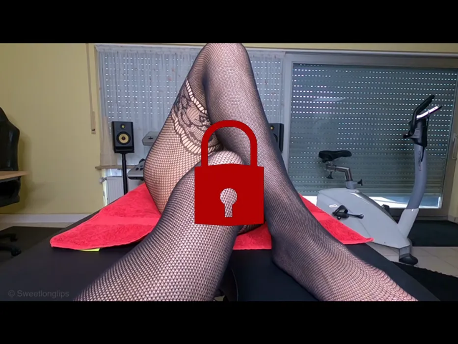 Megadildo auf der Massageliege gefickt