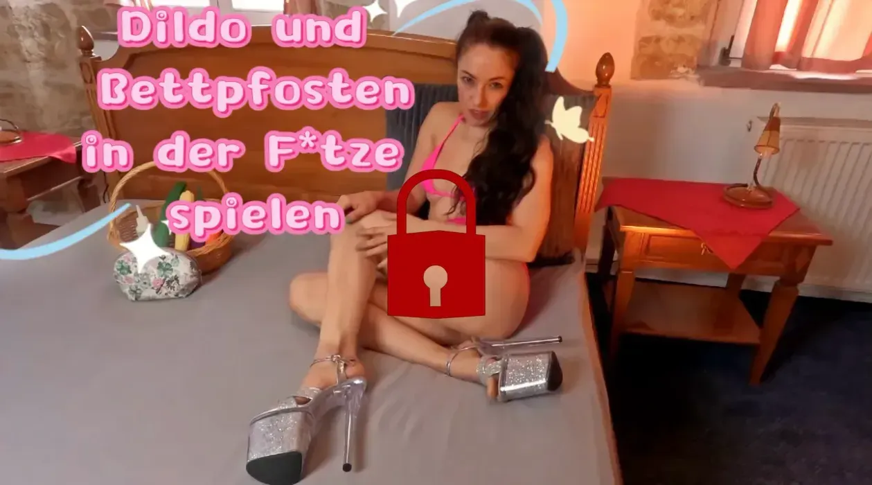 Dildo und Bettpfosten in der F*tze spielen