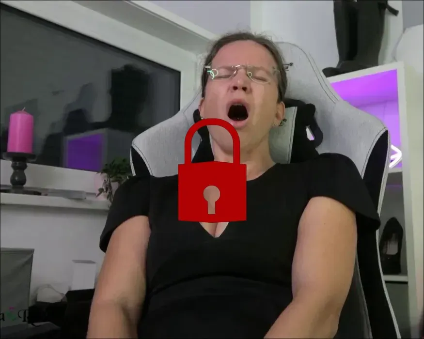Im Büro einen Porno gesehen und die Tür angelehnt    