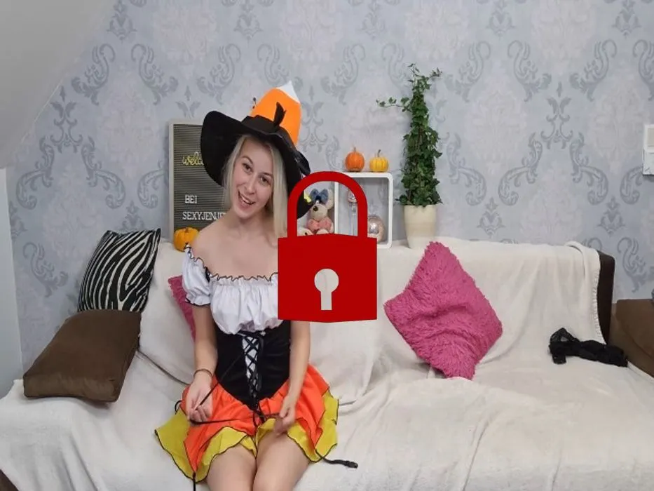 Sexy Hexe schiebt sich Minikürbis in die Pussy