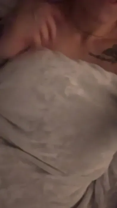 Guten Morgen! Ich liege noch im Bett! NACKT ... magst du unter meine Decke schauen ?