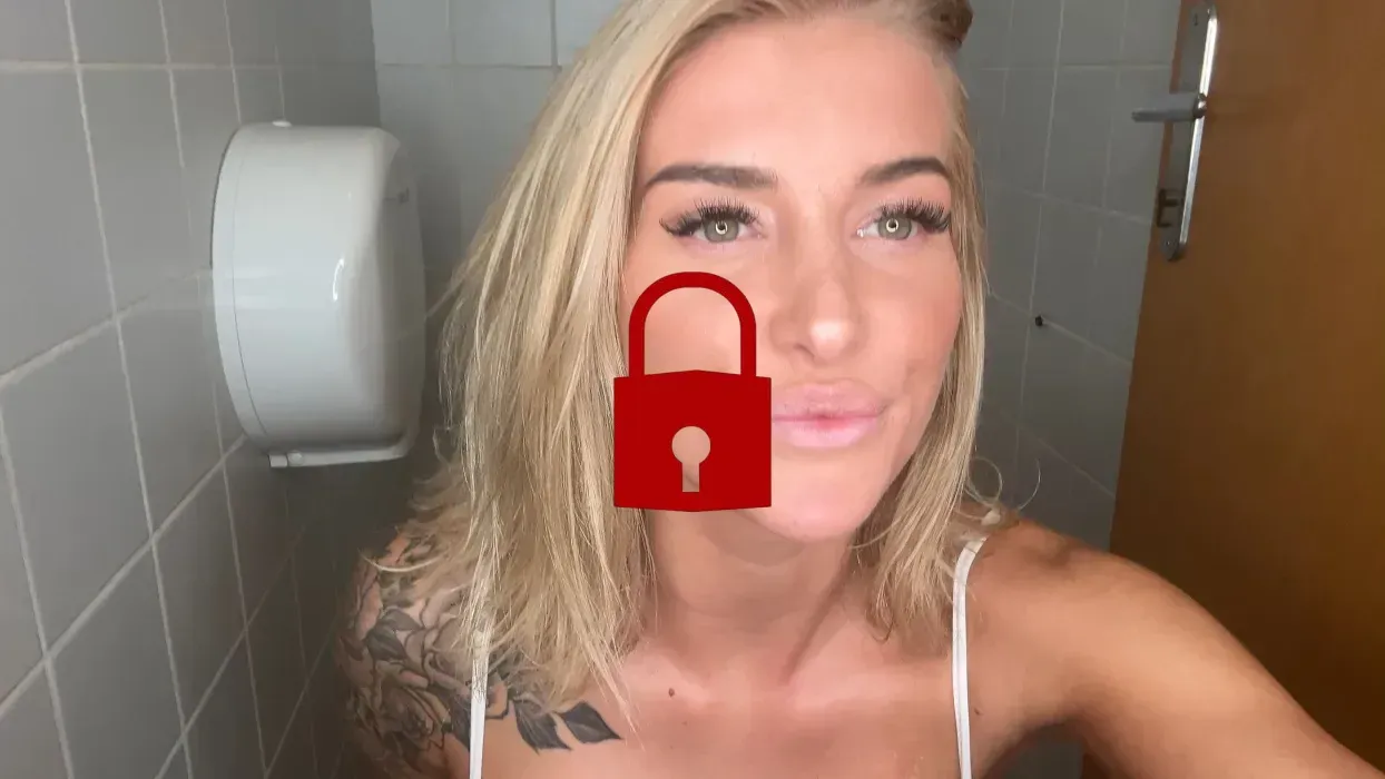 Psst! Ich machs mir auf dem öffentlichen WC! 😏😈
