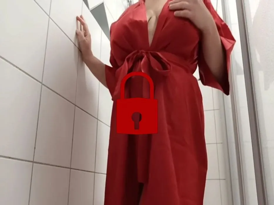 Weihnachtsengel schäumt sich unter der Dusche ein