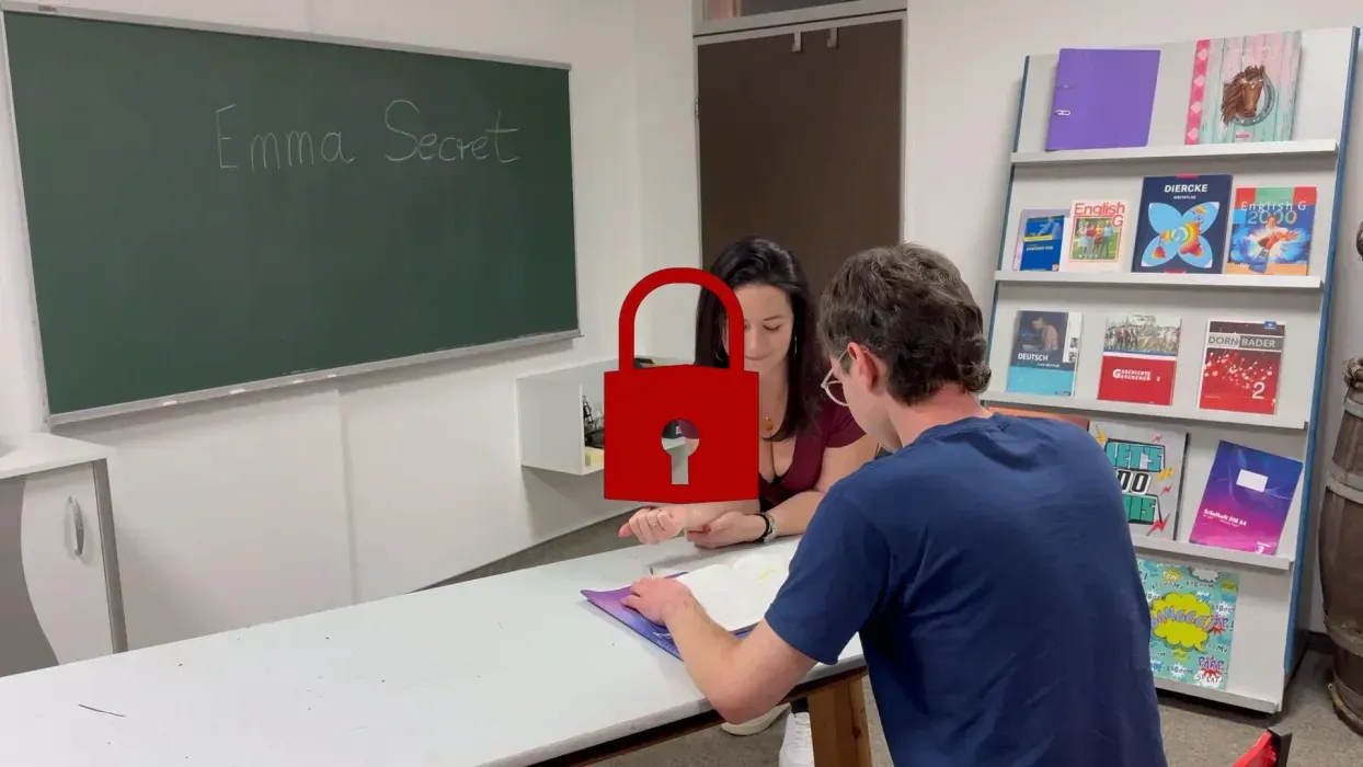 Ist das nicht verboten?! Nachhilfe für JUNGFICKER im Klassenraum! 