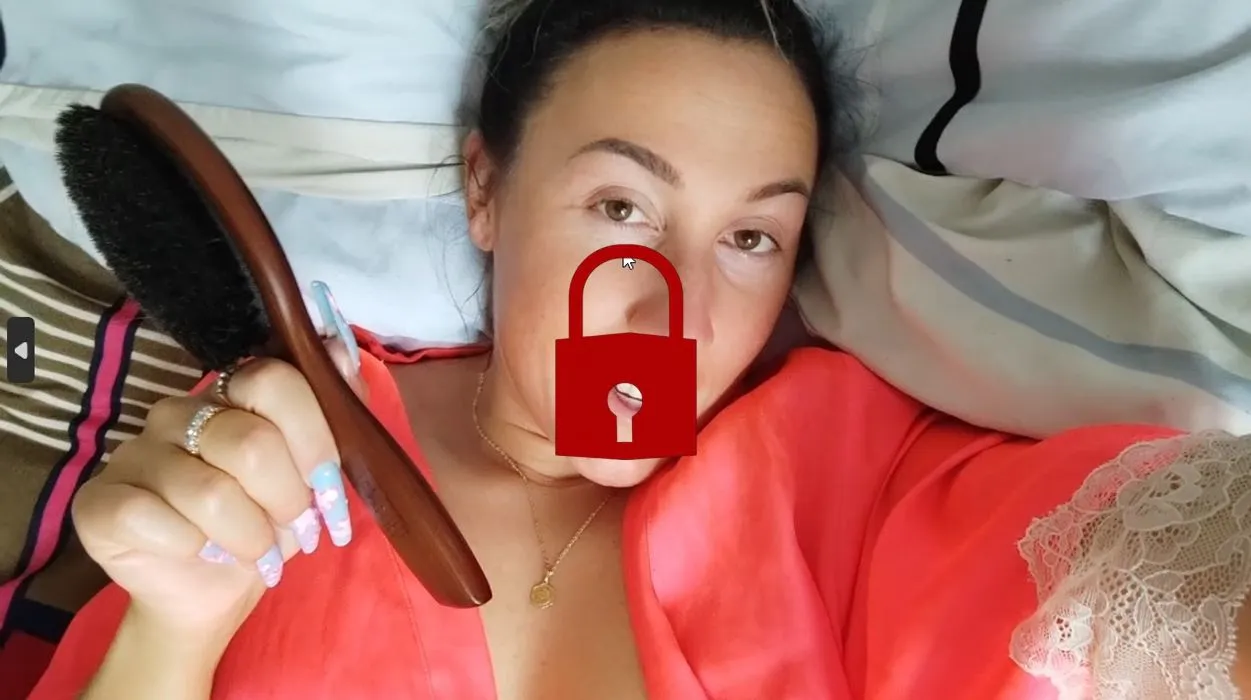 BürstenFick! Geil und Dildo vergessen! Die Haarbürste hilft aus!