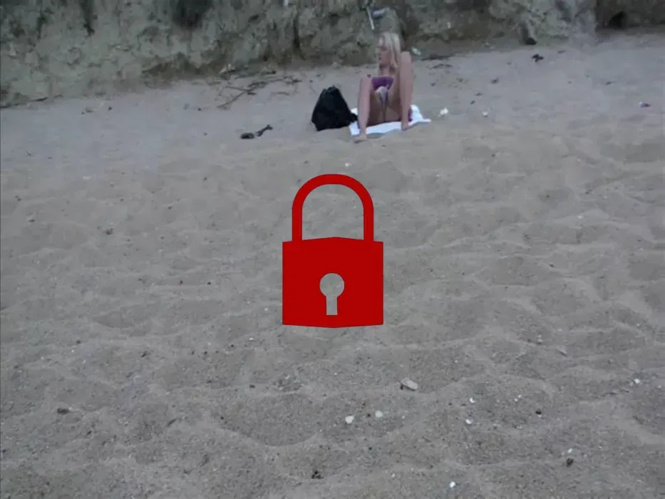 Blondes Teeny macht es sich am Strand selber