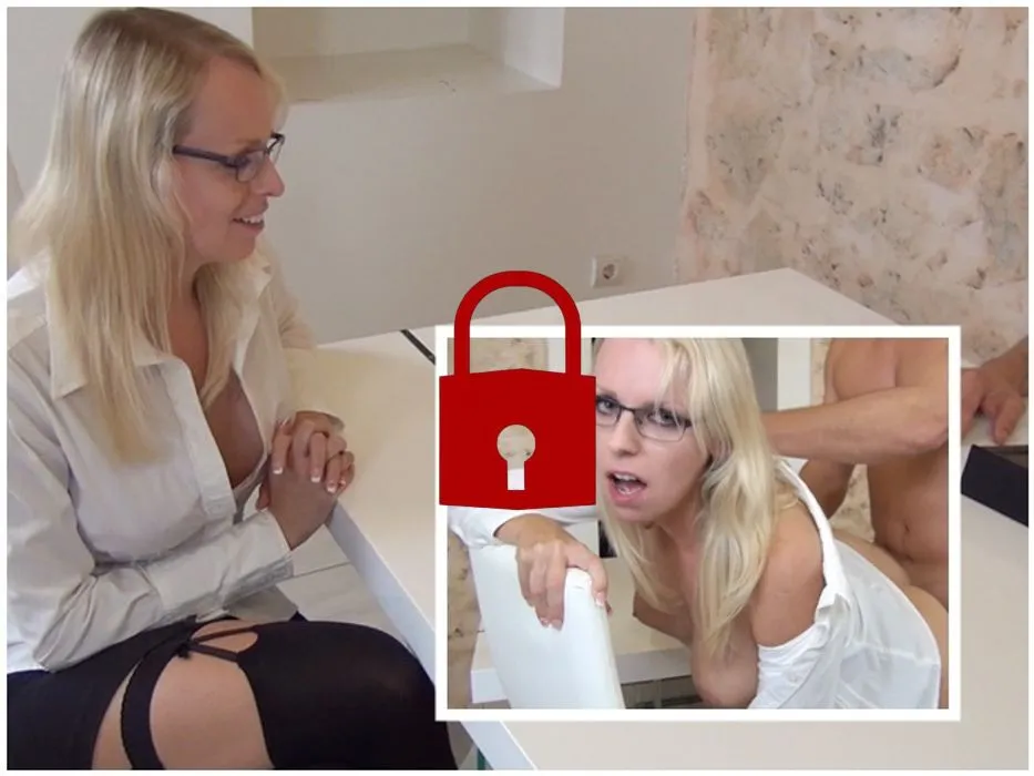 Bürotussi macht Beine breit für Gehaltserhöhung