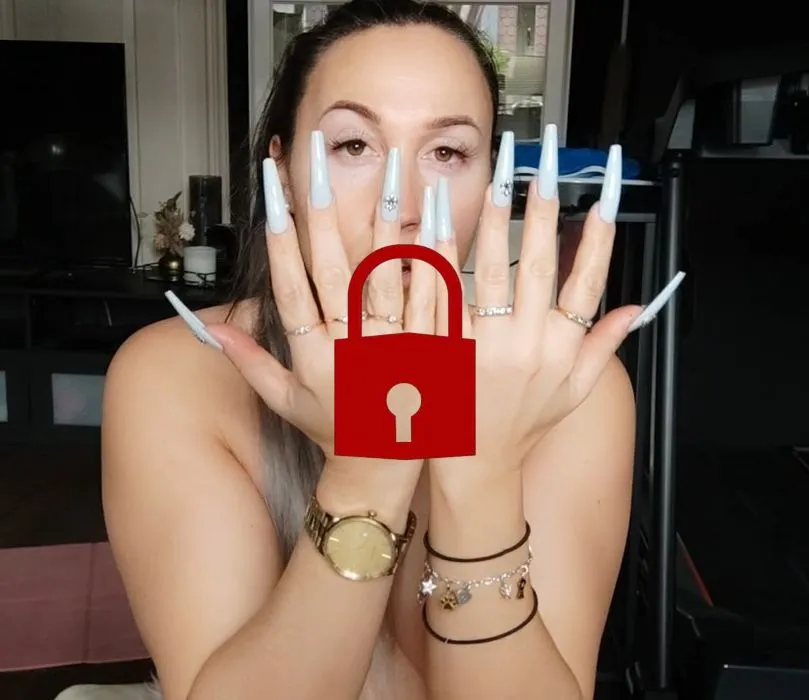 LOS WICHS DICH!! Spritz mir auf meine neuen langen Nägel!