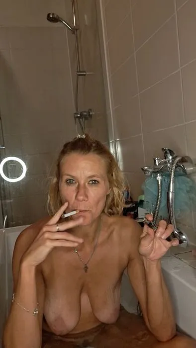 Rauchend in der Badewanne🚬
