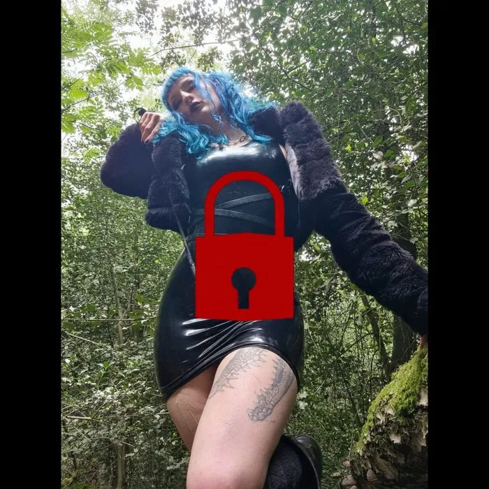 Dominantes GOTHGIRL: LATEXkleid auf Hochlanz bringen und abpissen - OUTDOOR