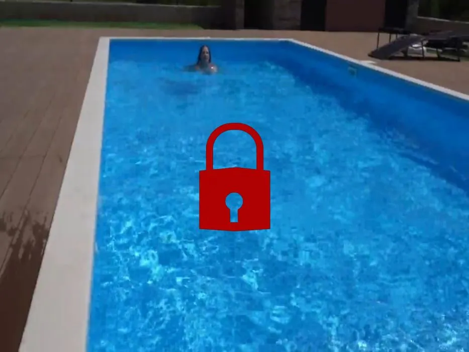 Blowjob mit Sperma im Mund im Pool