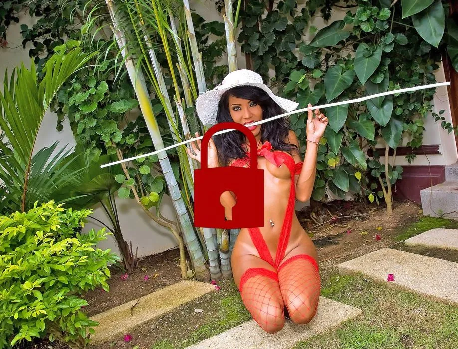 Provokativer Ladyboy posiert nackt im Dschungel PT1