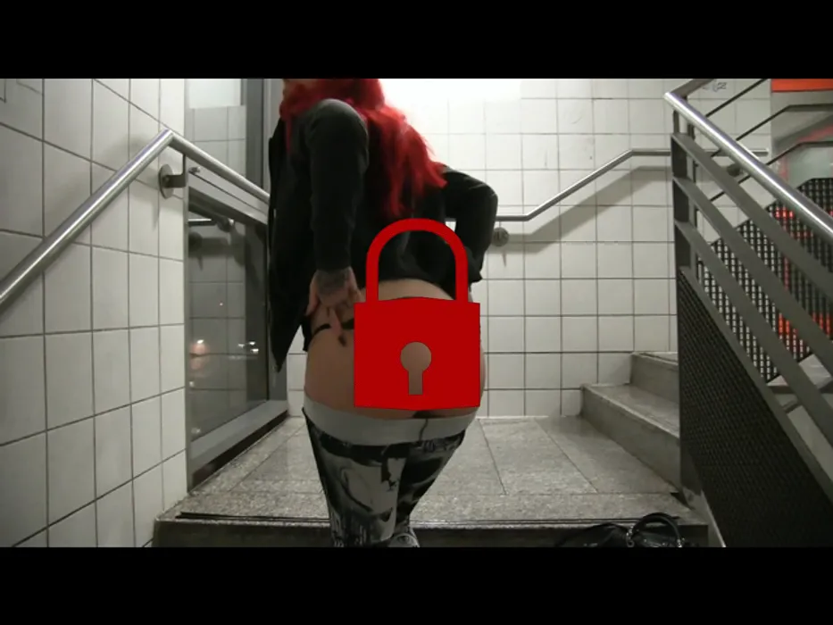 Frecher PISS ins Treppenhaus