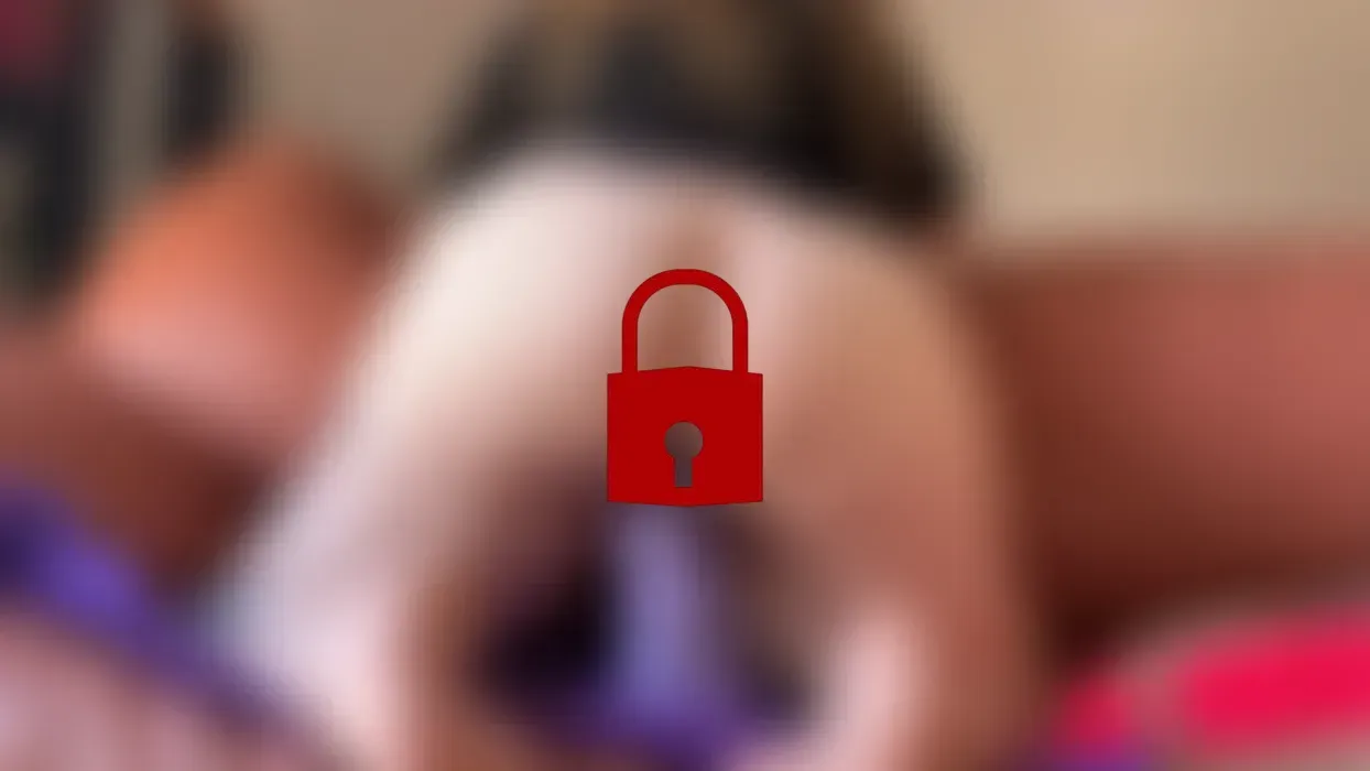 Reverse Cowgirl auf dem Sofa: Ich ficke mich mit einem großen Spielzeug mit dem Rücken zu dir 🔥