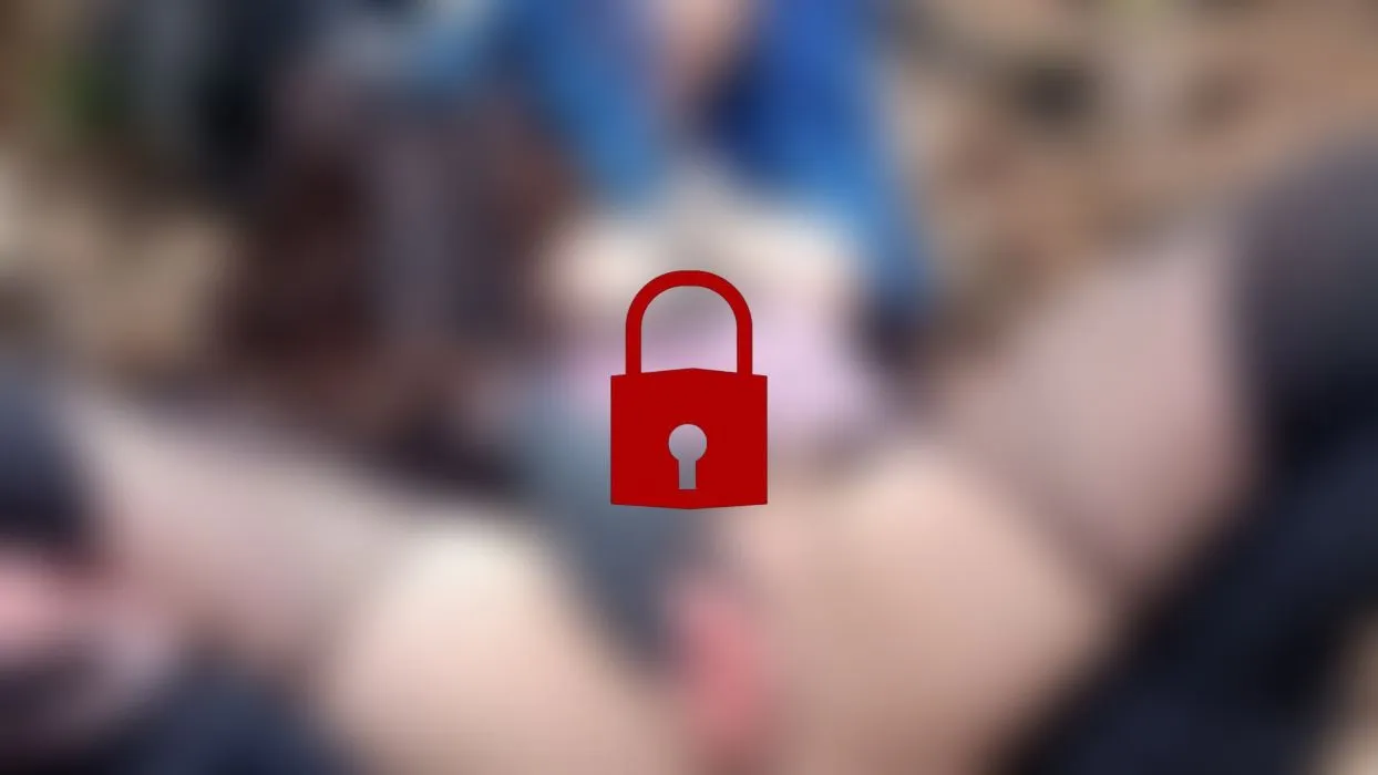 GOTHGIRL PISST mit AUFGEPUMPTER Muschi OUTDOOR im Wald!!!