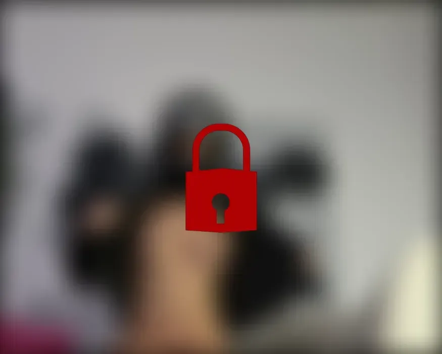 Strip in Leder und Motorradhelm