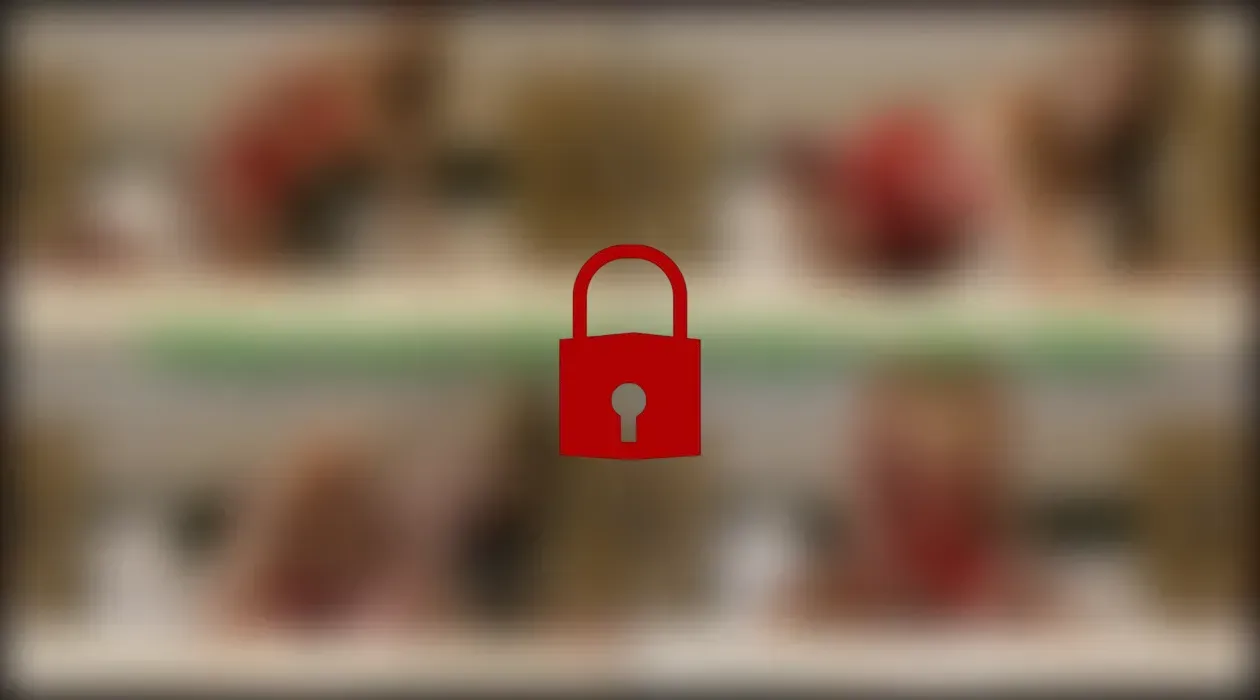 Aufgestrapste Bitch besorgt es sich selbst