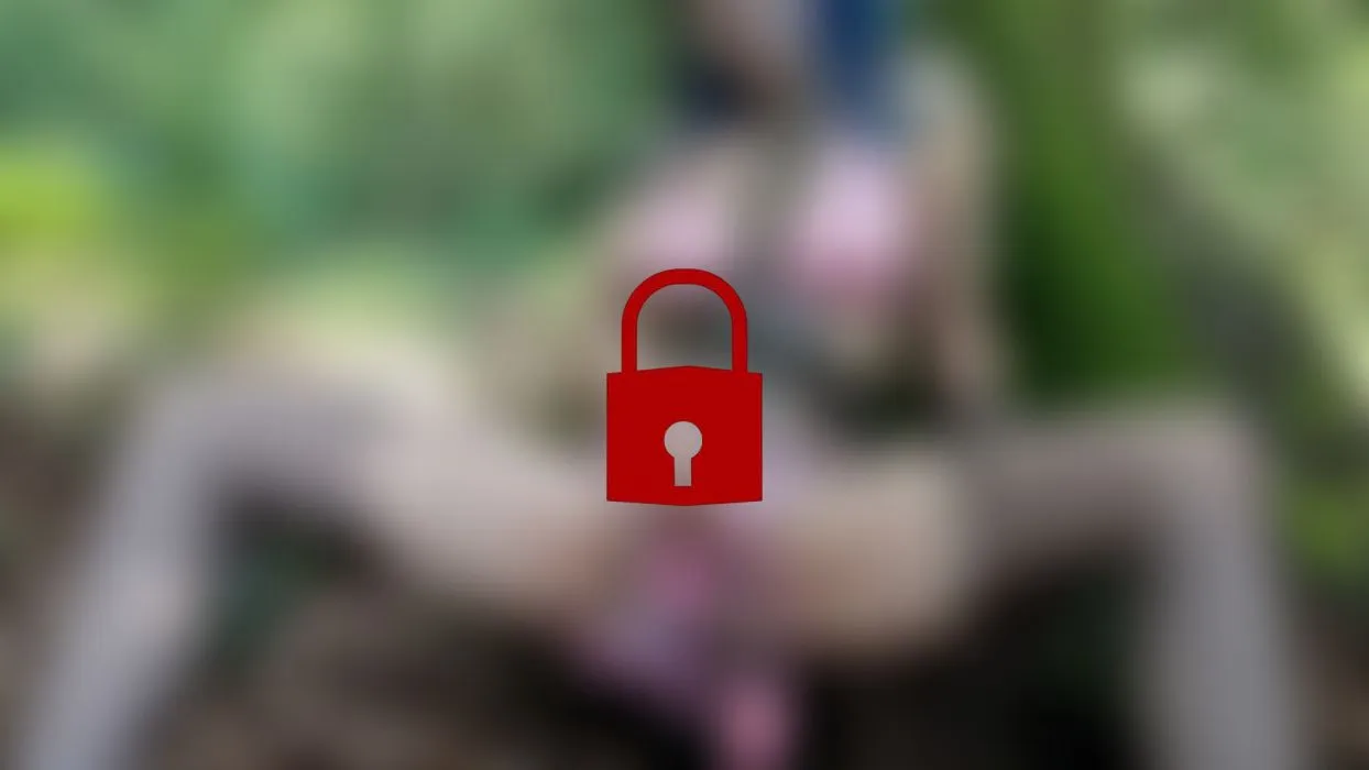 MEINE PISSE in MEINE MUSCHI! Versautes blauhaariges girl fickt sich mit ihrer eigenen Pisse in die nasse Muschi