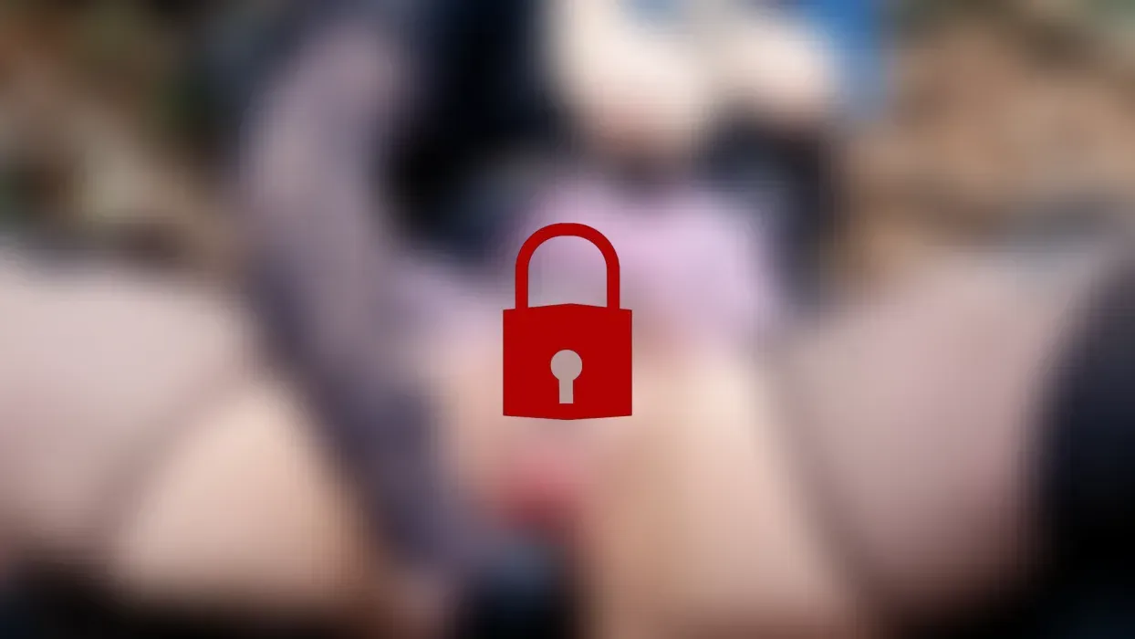 AUFGEPUMPT und GEFISTET! GOTHGIRL schiebt sich alle Finger in die geschwollene MUSCHI!