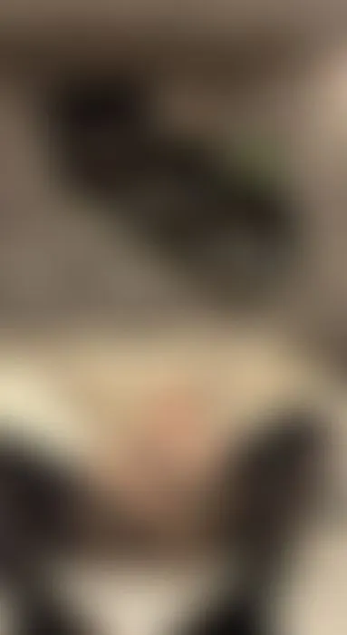 Ein richtig langes und geiles Video! Eine nackte Blondine und jede Menge Sex! In alle Löcher und dann noch ein tiefer Blowjob in ihrer Muschi! xxxx