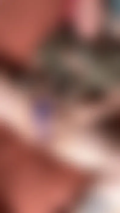 Ich liege auf dem Sofa und ficke mich mit einem riesigen Spielzeug… ich kann nicht aufhören