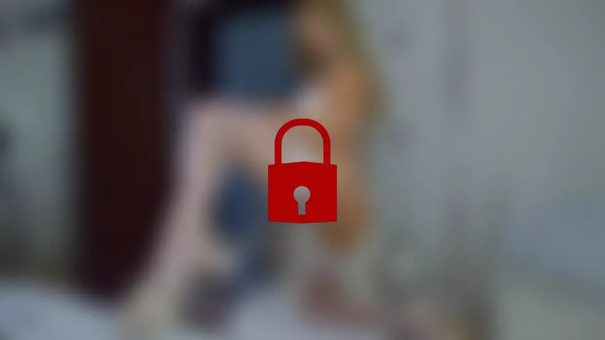 Naughty Sofa tanzt einen Striptease und entkleidet sich vollständig