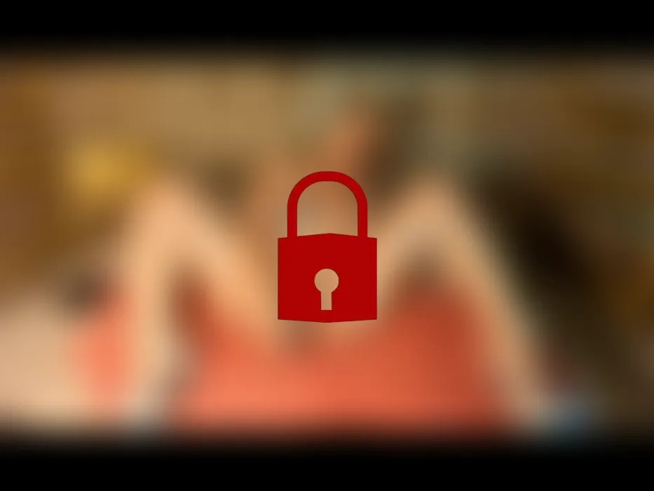 Ich ficke meine feuchte Pussy und lasse meine Brüste hüpfen