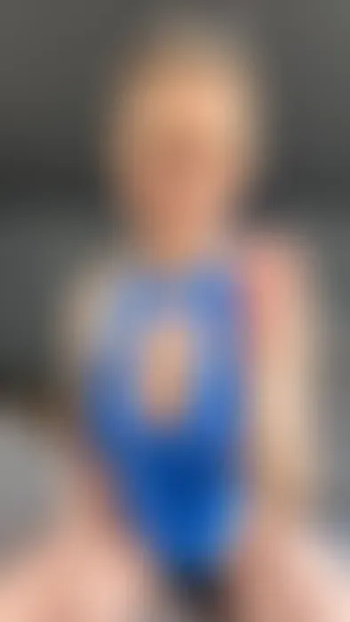 Schau zu, wie ich den String tief in meine nasse Fotze ziehe und ihn langsam reibe...🔥